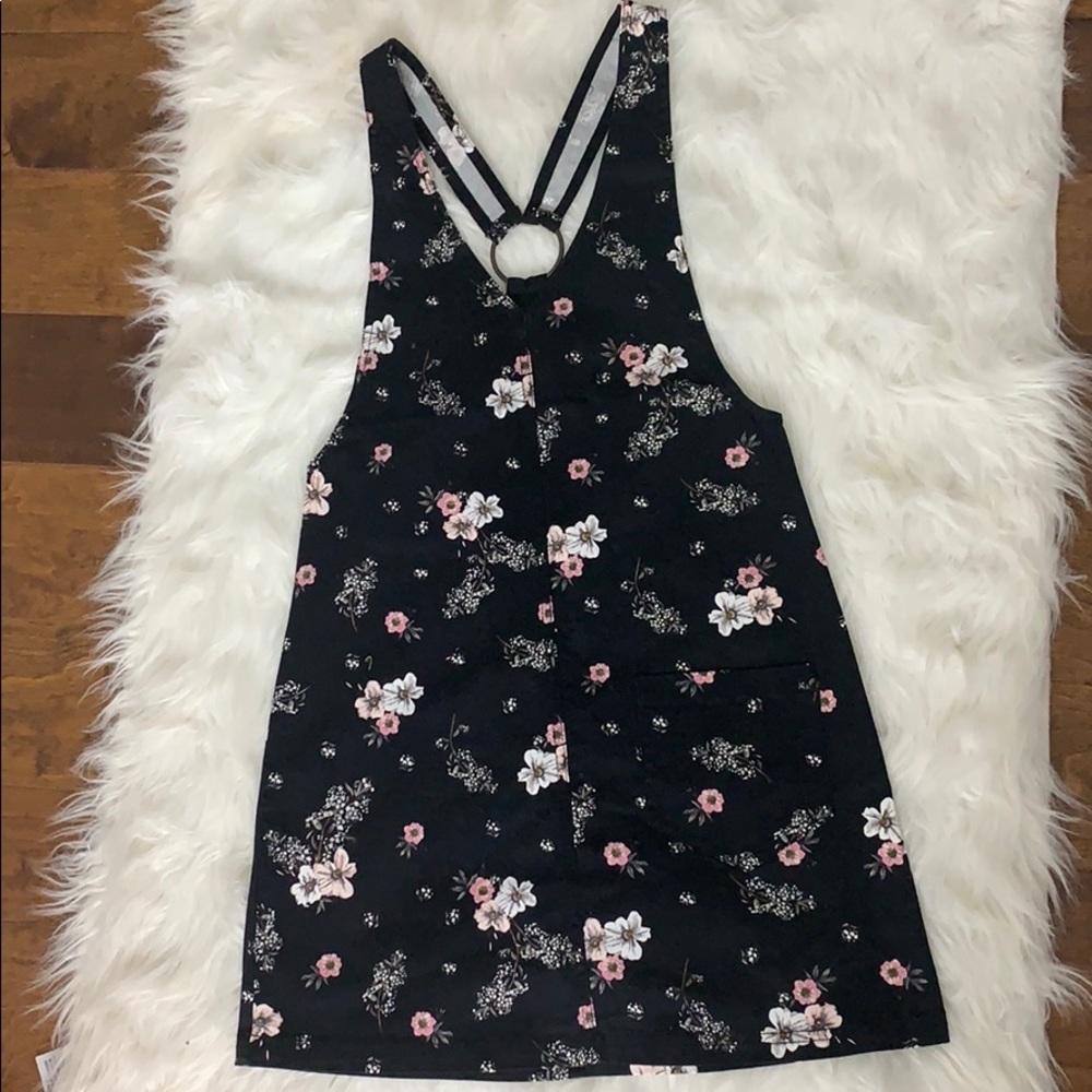 Overall dress with flower details🌺
